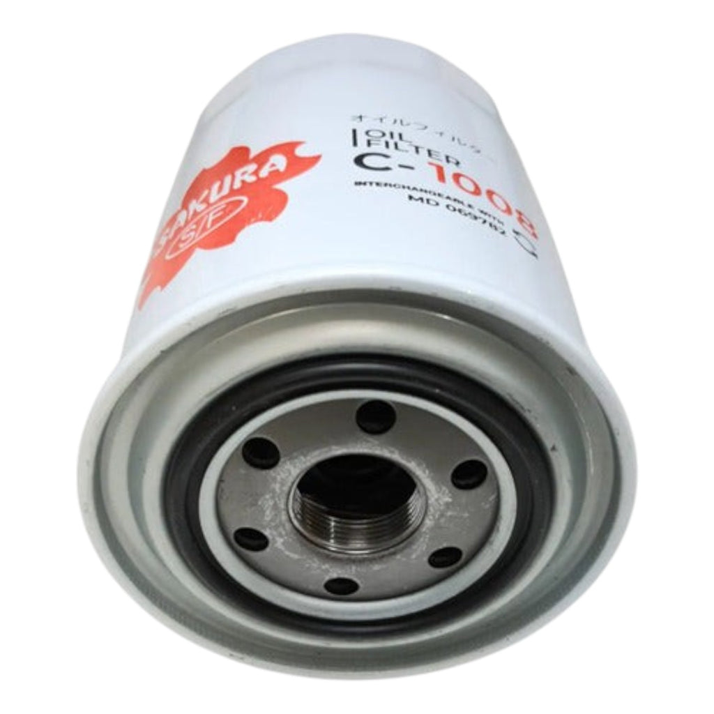 Filtro de aceite Sakura C-1008 para Mitsubishi L200 Diesel de KENAI´S COM, diseño cilíndrico blanco con sello negro.