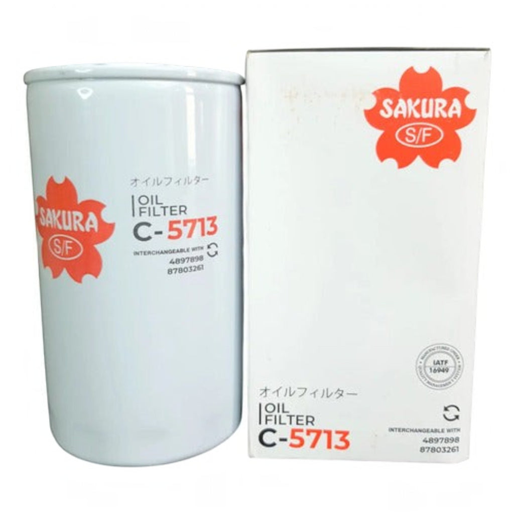 Filtro de aceite Sakura C-5713 para motor Cummins ISF 3.8L de KENAI´S COM, diseño cilíndrico blanco con caja original.