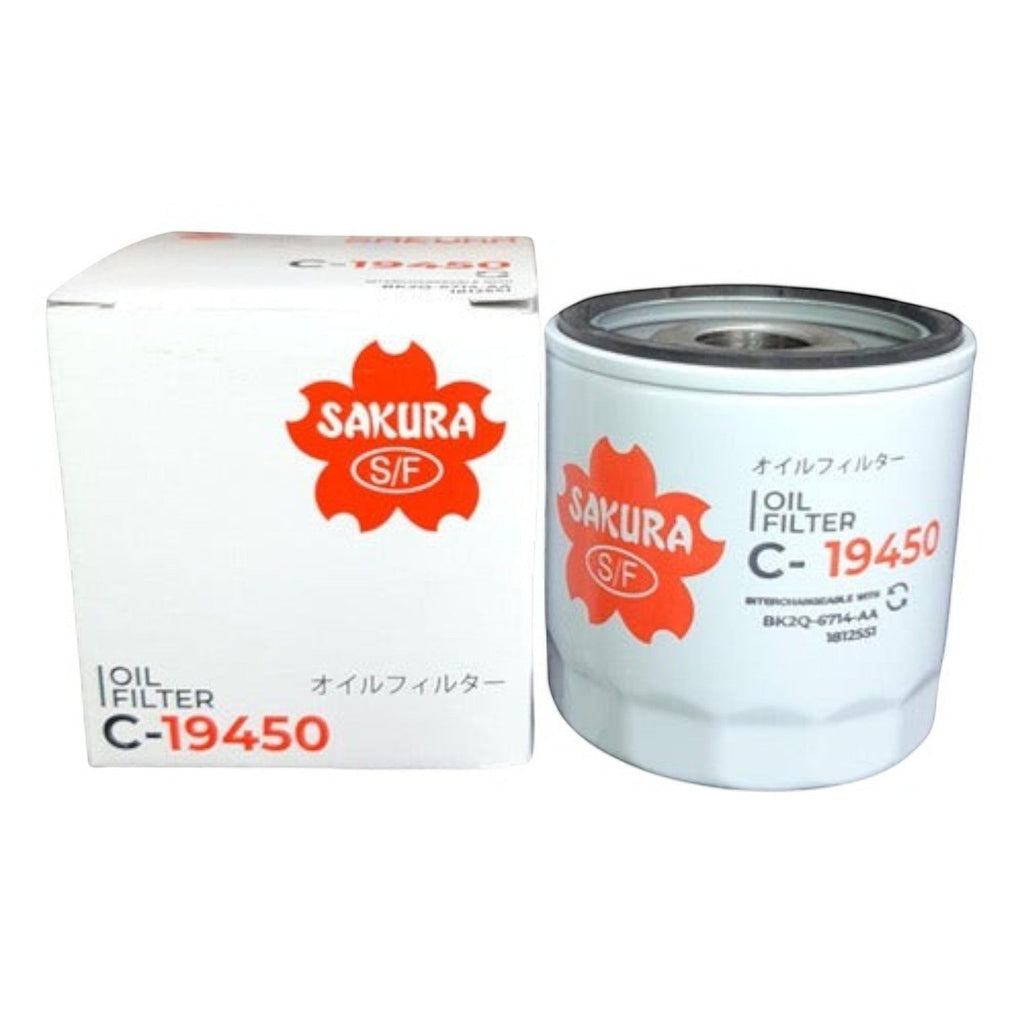 Filtro de aceite Sakura C-19450 para Ford Transit Diesel, marca KENAI´S COM, con su caja original blanca y roja.
