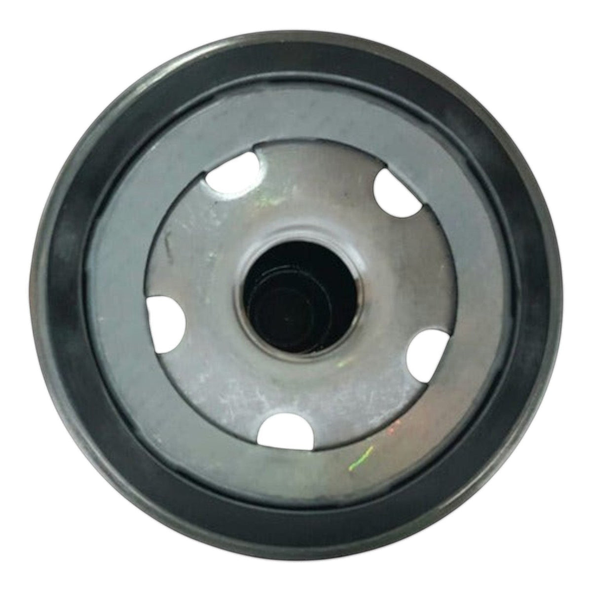 Filtro de aceite KENAI´S COM para Seat Toledo 1.0T, vista inferior de la base metálica con sello de goma negro.
