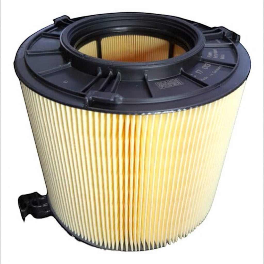 Filtro de aire cilíndrico Mann Filter para Audi Q5, disponible en KENAI´S COM, con diseño de papel plisado amarillo.