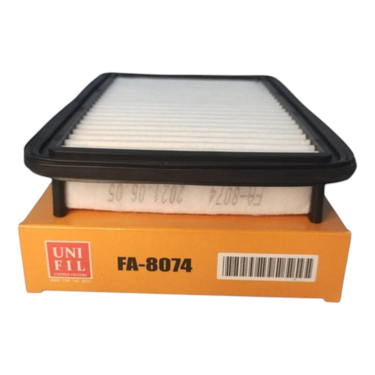 Filtro de aire rectangular KENAI´S COM para Suzuki Ciaz 1.4l, modelo FA-8074 con marco negro y pliegues blancos.