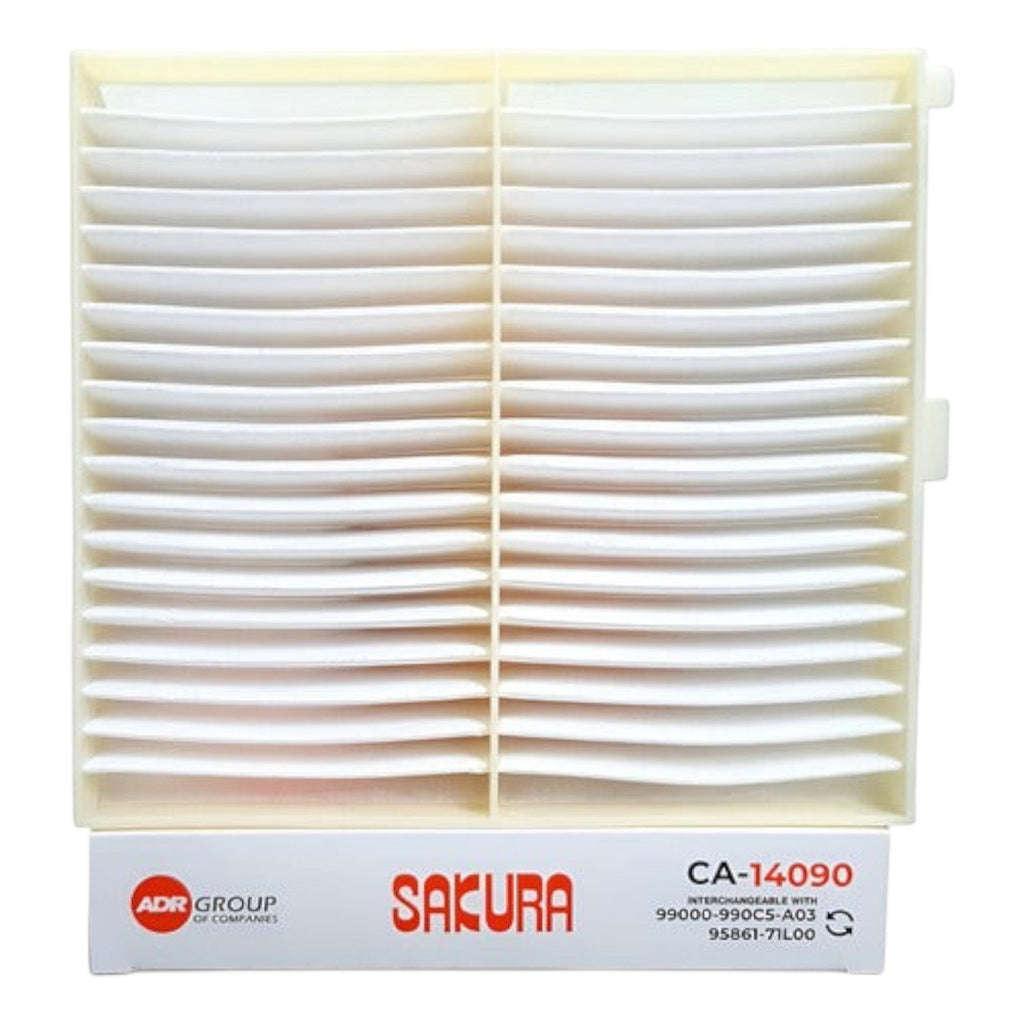 Filtro de cabina Sakura CA-14090 para Suzuki Kizashi 2.4L de KENAI´S COM, diseño rectangular con pliegues blancos.