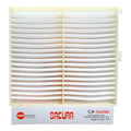 Filtro de cabina Sakura CA-14090 para Suzuki Kizashi 2.4L de KENAI´S COM, diseño rectangular con pliegues blancos.
