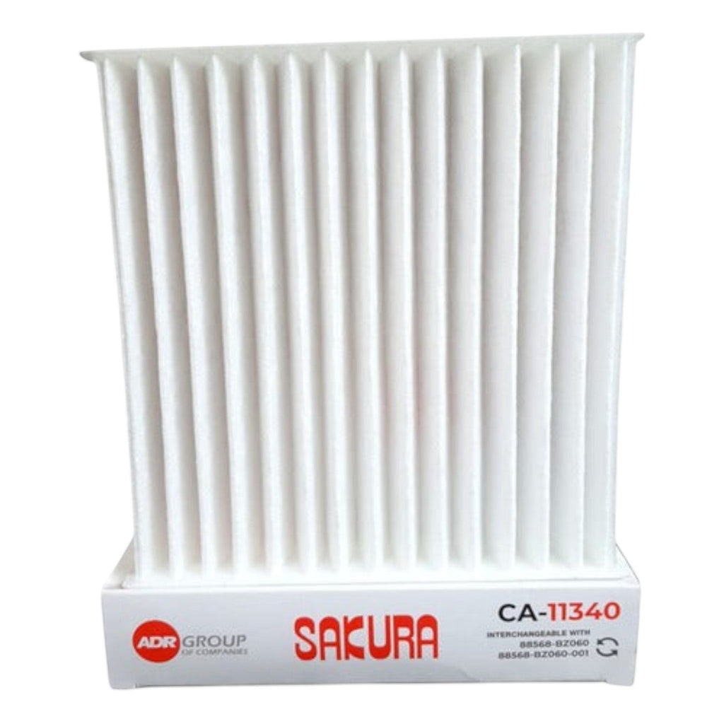 Filtro de cabina Sakura CA-11340 para Toyota Avanza de KENAI´S COM, diseño rectangular plisado en color blanco.