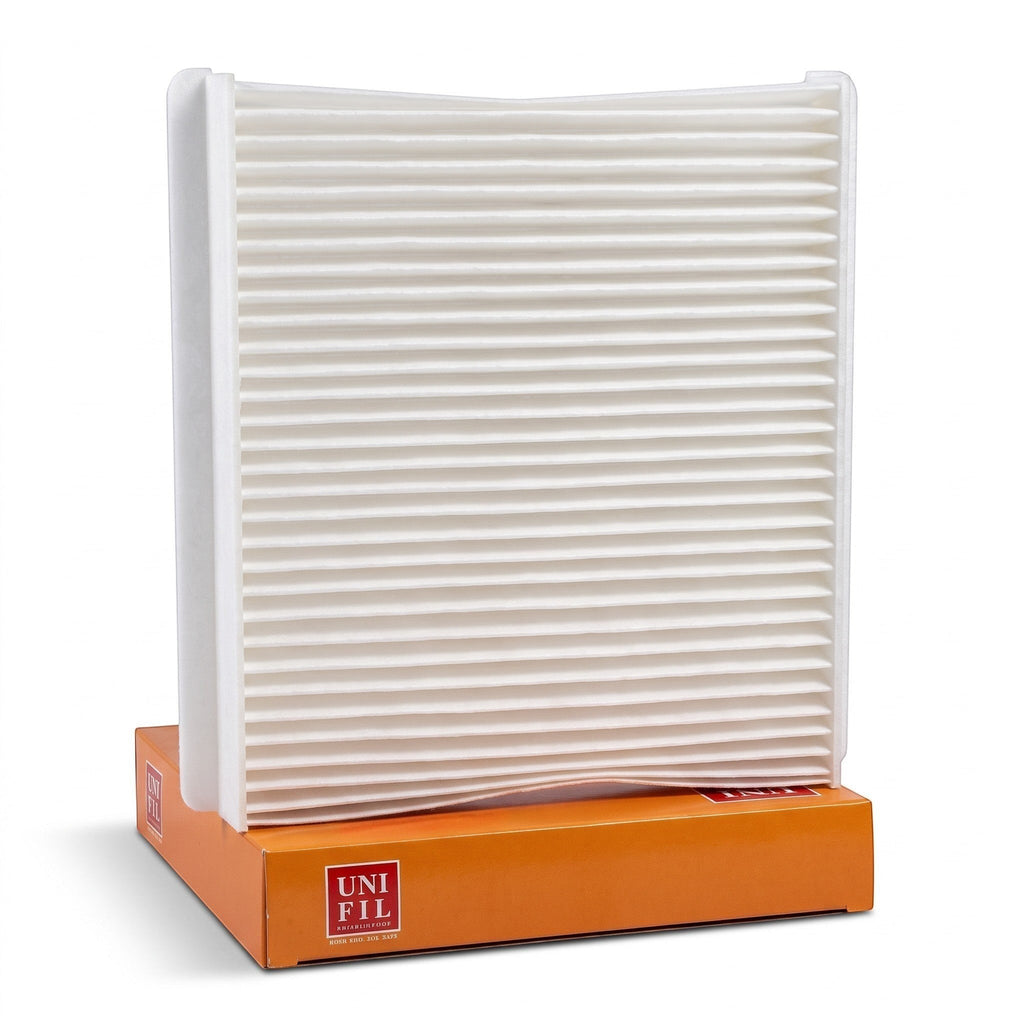 Filtro de cabina blanco Unifil para Suzuki Swift sobre caja naranja de KENAI´S COM