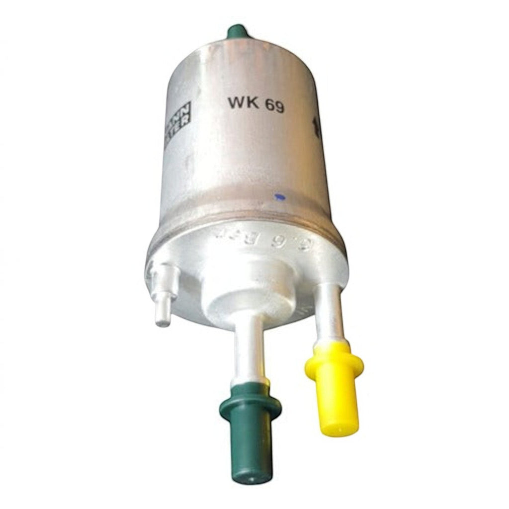 Filtro de gasolina Mann Filter WK69 para Audi A3 de KENAI´S COM, componente metálico con conectores verde y amarillo.