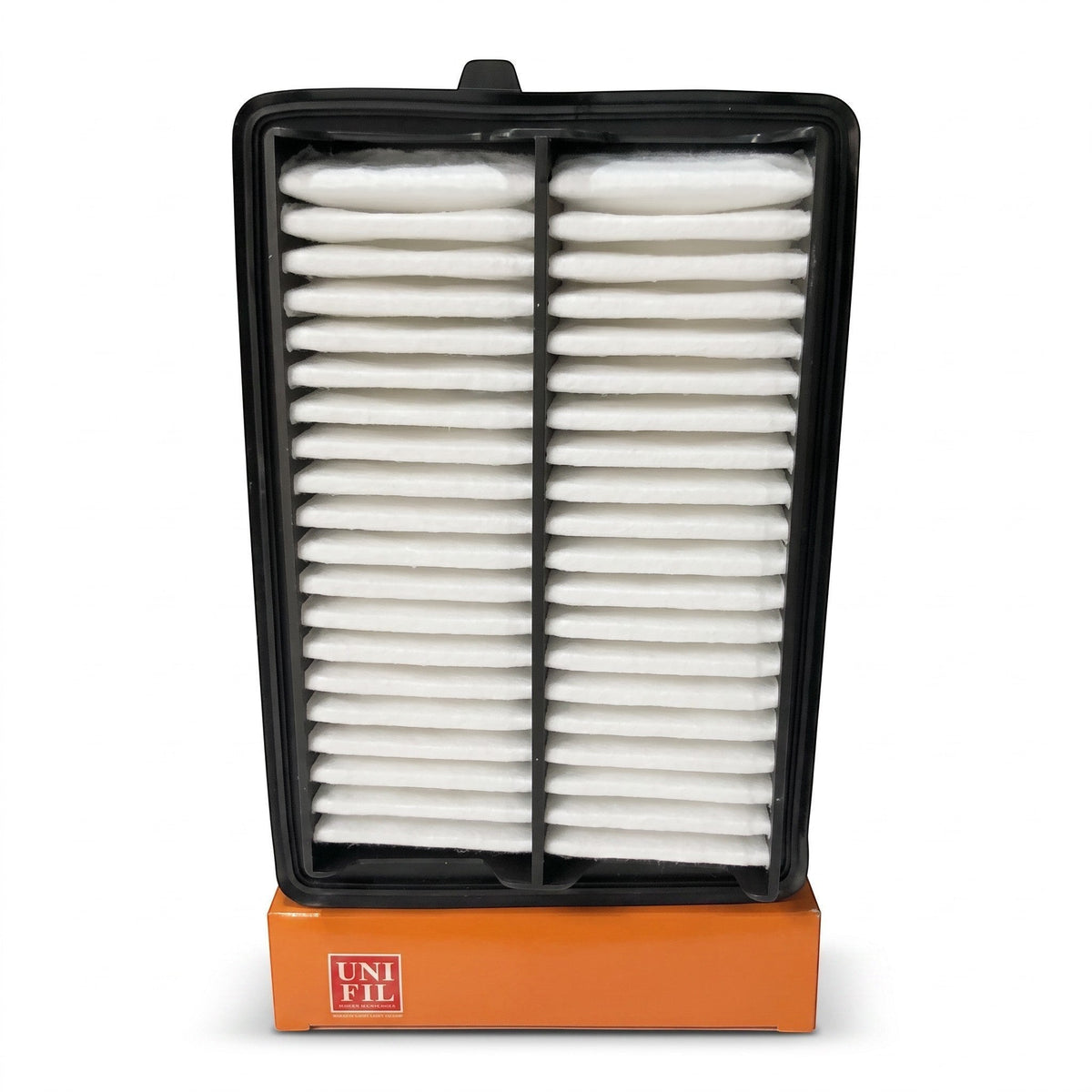 Filtro de aire Unifil para Suzuki Swift de KENAI´S COM con marco negro y pliegues blancos sobre caja naranja